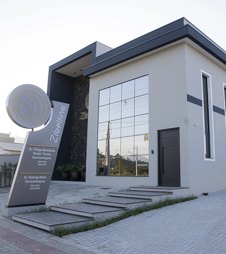 Entrada da clínica Zibellina Dermatologia em Gaspar, SC