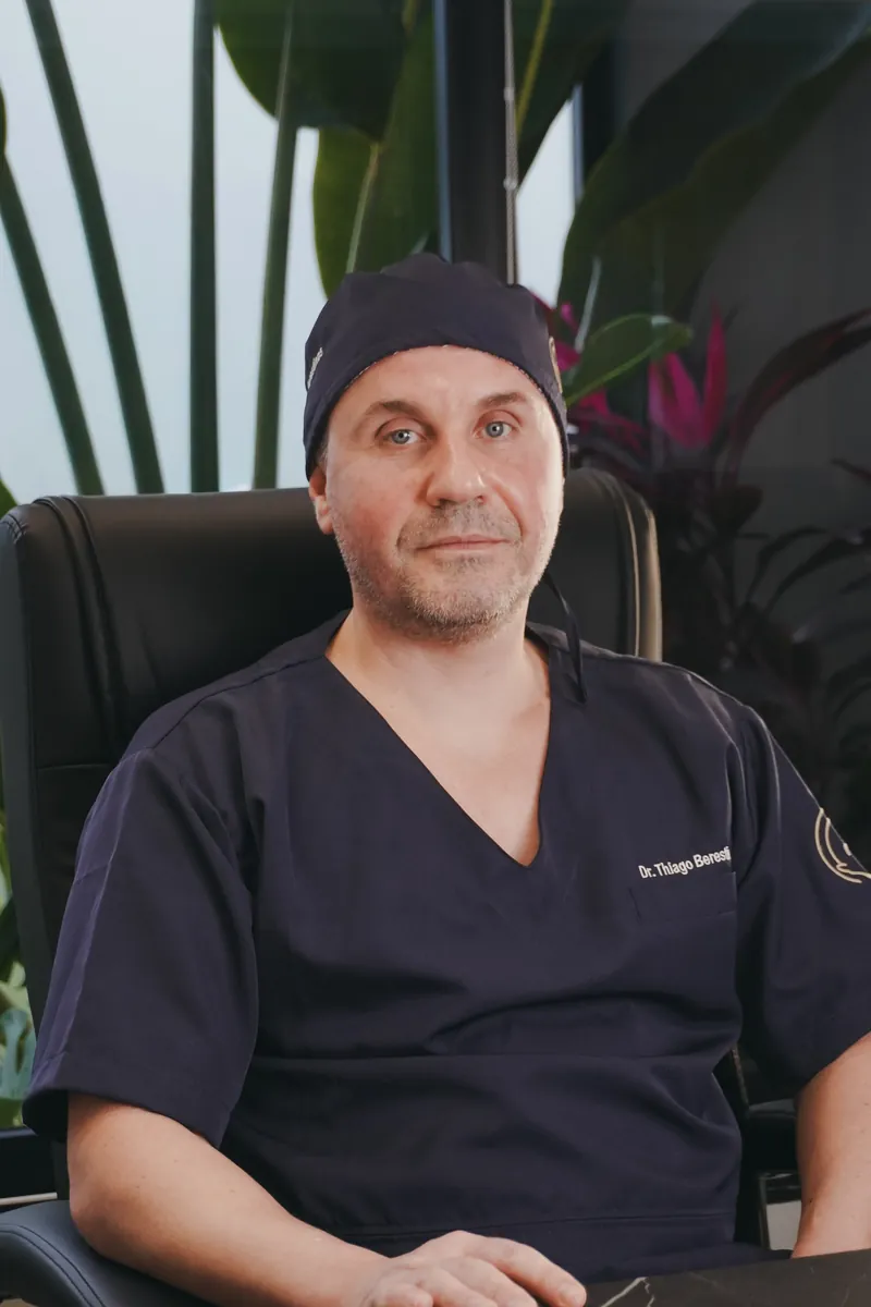 Dr. Thiago Cesar Berestinas, médico dermatologista da Zibellina Dermatologia em Gaspar, SC